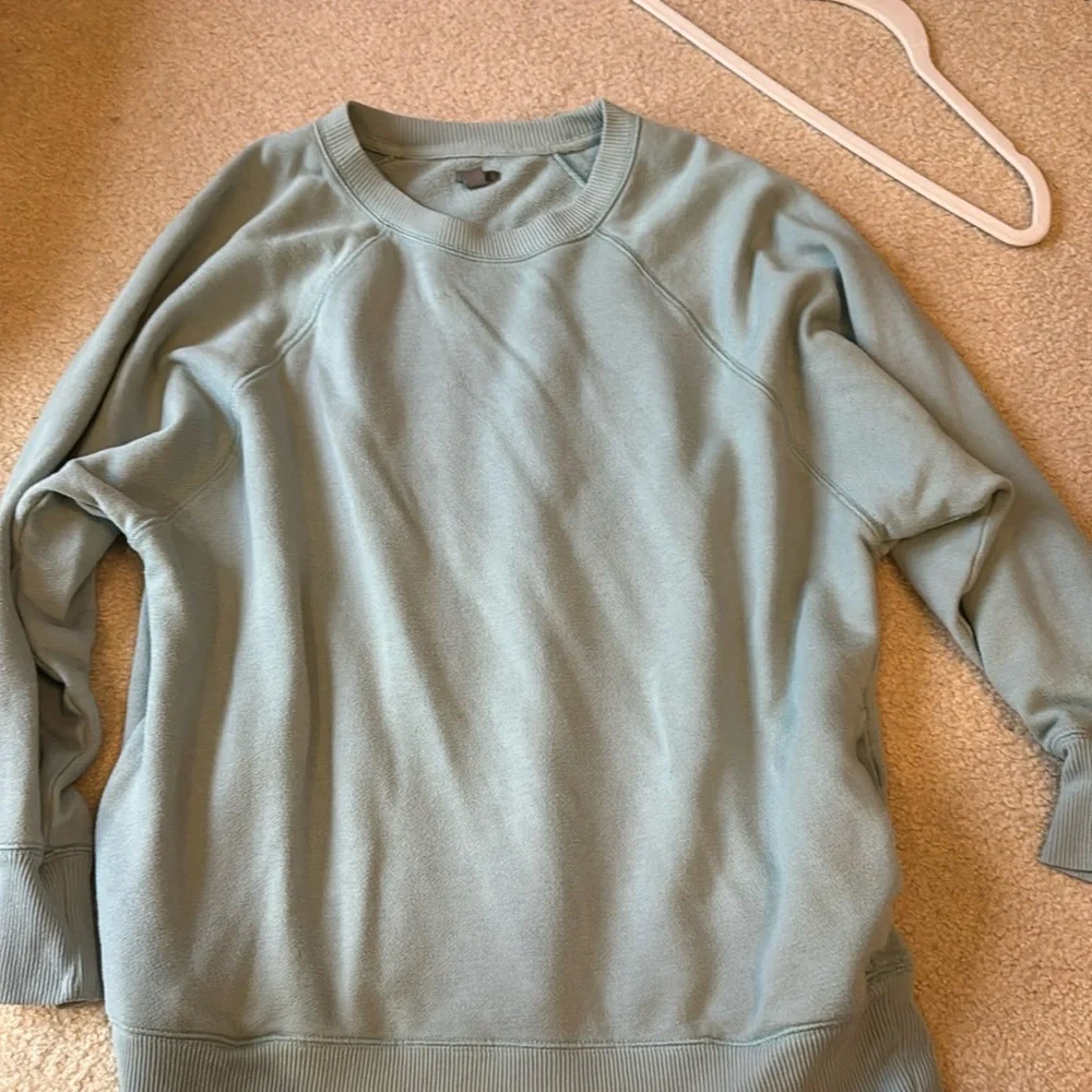 Blue aerie size mediumum sweatshirt small makeup spot - Picture 1 of 3